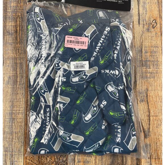 Northwest NFL 3 Piece Team Color and Logo Chef Set: Apron, Oven Mitt & Chef Hat - Picture 4 of 10